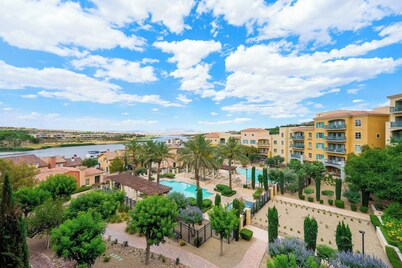 Magical water views of Lake and Pool!  2 Bed/2bath 30 minutes to the strip