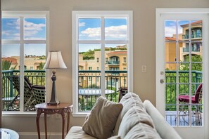 TV - Magical water views of Lake and Pool!  2 Bed/2bath 30 minutes to the strip (Henderson)