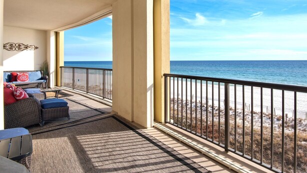 Un balcon avec vue sur la plage et l’océan.