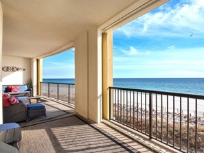 Un balcó amb vista a la platja i l'oceà.