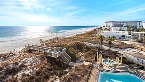 Un hôtel situé en bord de mer, doté d’une piscine, d’un accès direct à la plage et offrant une vue sur l’océan.