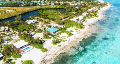Thatch Hill: Beach House w/ Private Pool & Backyard Snorkeling, Walk to the Rum Point Club!