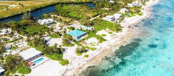 Thatch Hill: Snorkling Haven i Rum Point med Oceanside Pool og Screened Porch