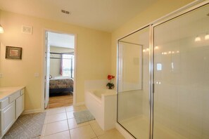 Tina con regadera, secadora de cabello, toallas 