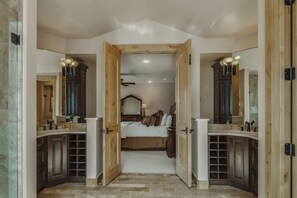 8 habitaciones, escritorio, tabla de planchar con plancha y wifi gratis