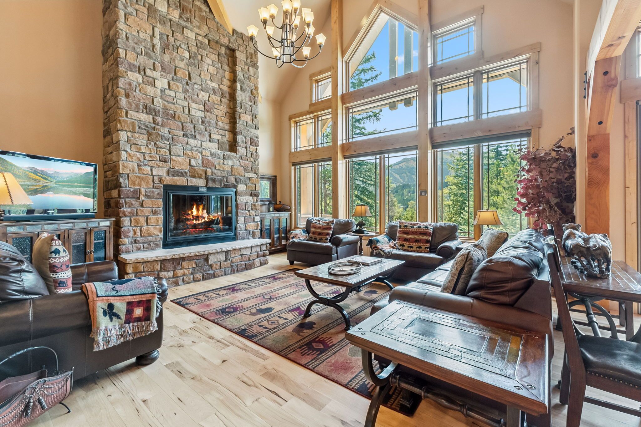 Smart TV, chimenea y oficina 