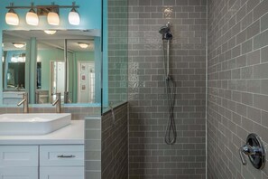 Douche, séchoir à cheveux, serviettes fournies