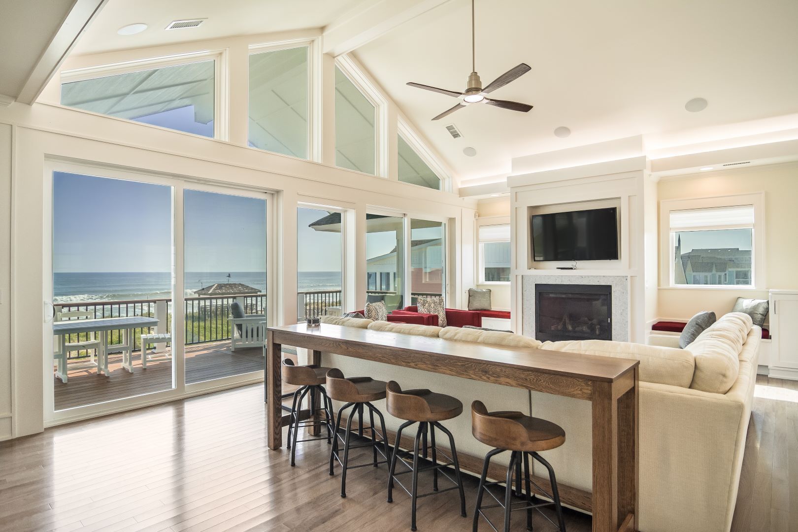 Televisio, takka, DVD-soitin, videokirjasto