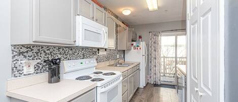 冷蔵庫、電子レンジ、オーブン、コンロ