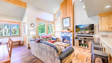 Télévision, cheminée, lecteur de DVD, baby-foot