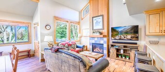 Park City Mountain Ski Home – Walk to Skiing + Shuttle, Hot Tub, 2 King Suites *Free Ski Rentals*