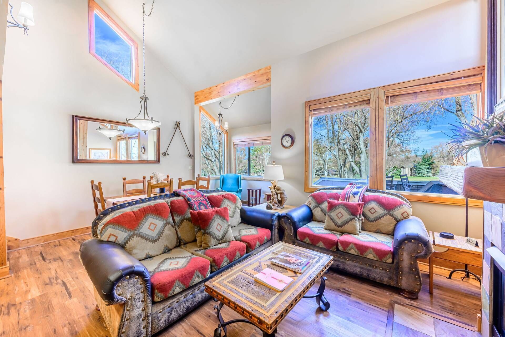 Télévision, cheminée, lecteur de DVD, baby-foot