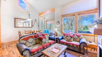 Télévision, cheminée, lecteur de DVD, baby-foot