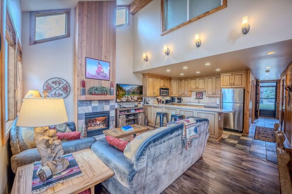 Fernseher, Kamin, DVD-Player