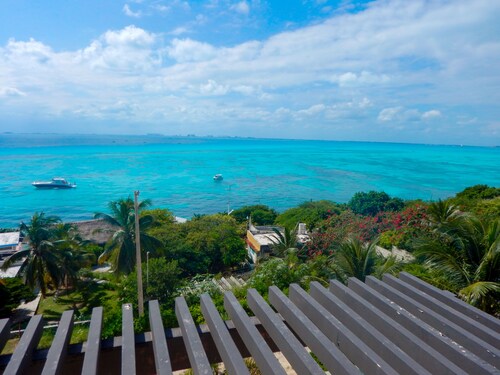 Unwind in luxury – penthouse overlooking Garrafon Reef Park 