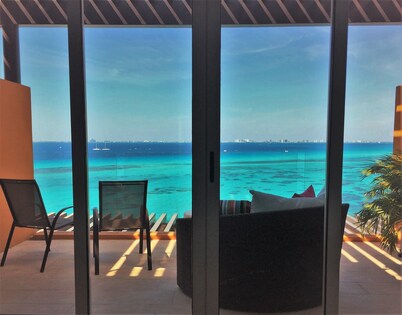 Unwind in luxury – penthouse overlooking Garrafon Reef Park 