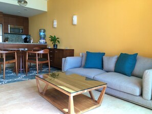 Smart TV, video library, stereo