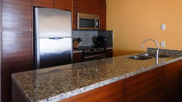 冷蔵庫、電子レンジ、オーブン、コンロ