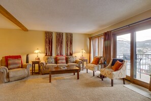 Televisión y chimenea 