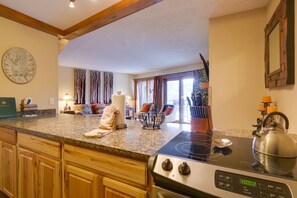 Microondas, parrilla de estufa, lavavajillas y cafetera y tetera 