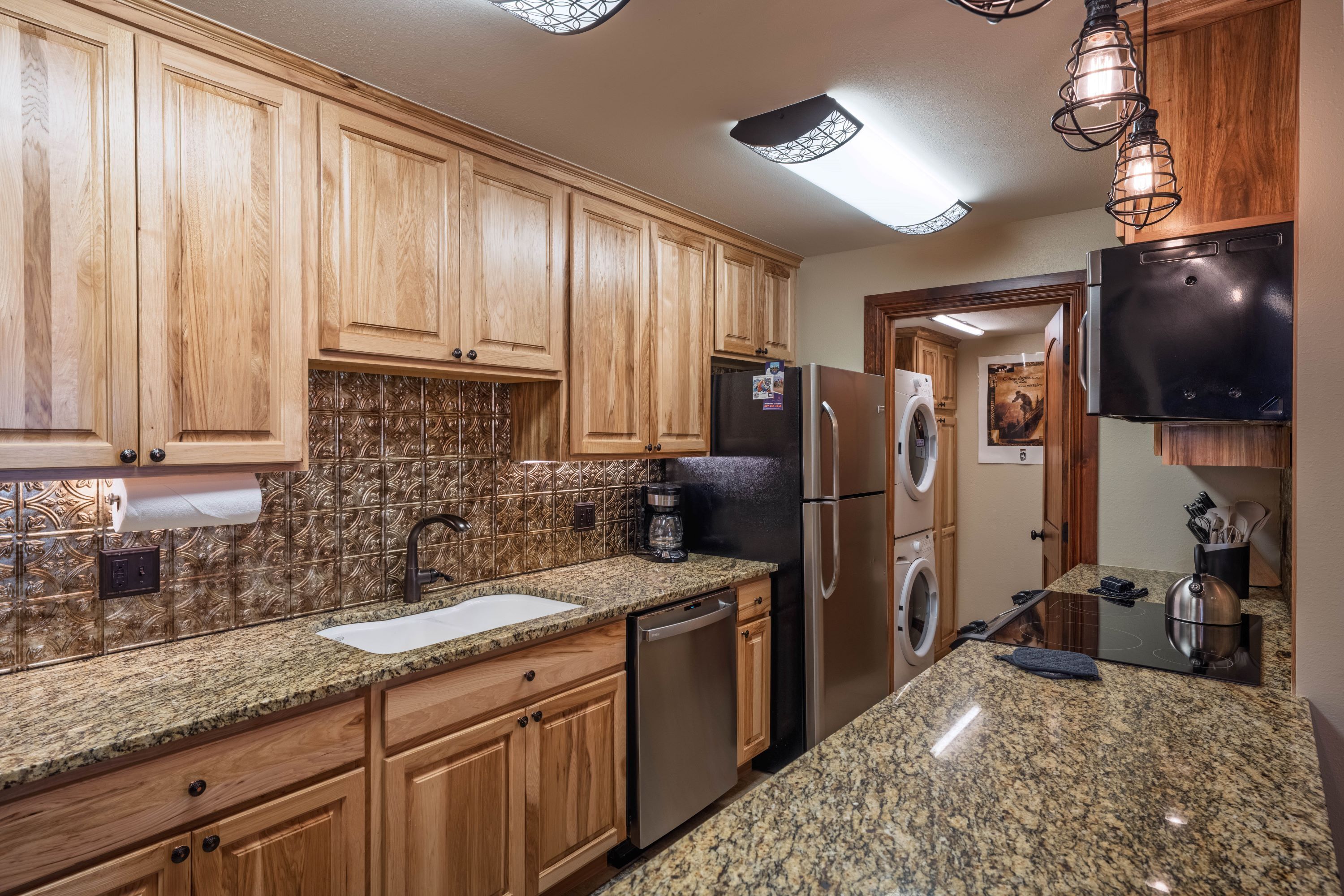 Horno, artículos de limpieza y toallas de papel 