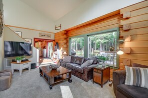 TV, fireplace, books - Peaceful Retreat on 10 Acres < 7 Miles to La Push (Forks)