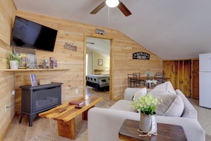 TV, fireplace, books, video library - Near Trails & Dollywood: Serene Couple's Getaway (Sevierville)