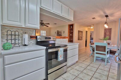 Your own Private Oasis, pool, hot tub, fire pit on 10 gorgeous acres
