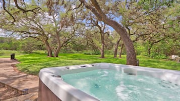 Tina de hidromasaje al aire libre