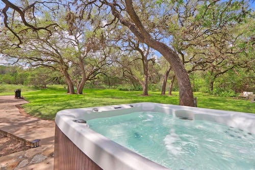 Your own Private Oasis, pool, hot tub, fire pit on 10 gorgeous acres