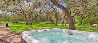Your own Private Oasis, pool, hot tub, fire pit on 10 gorgeous acres