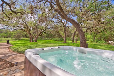 Your own Private Oasis, pool, hot tub, fire pit on 10 gorgeous acres