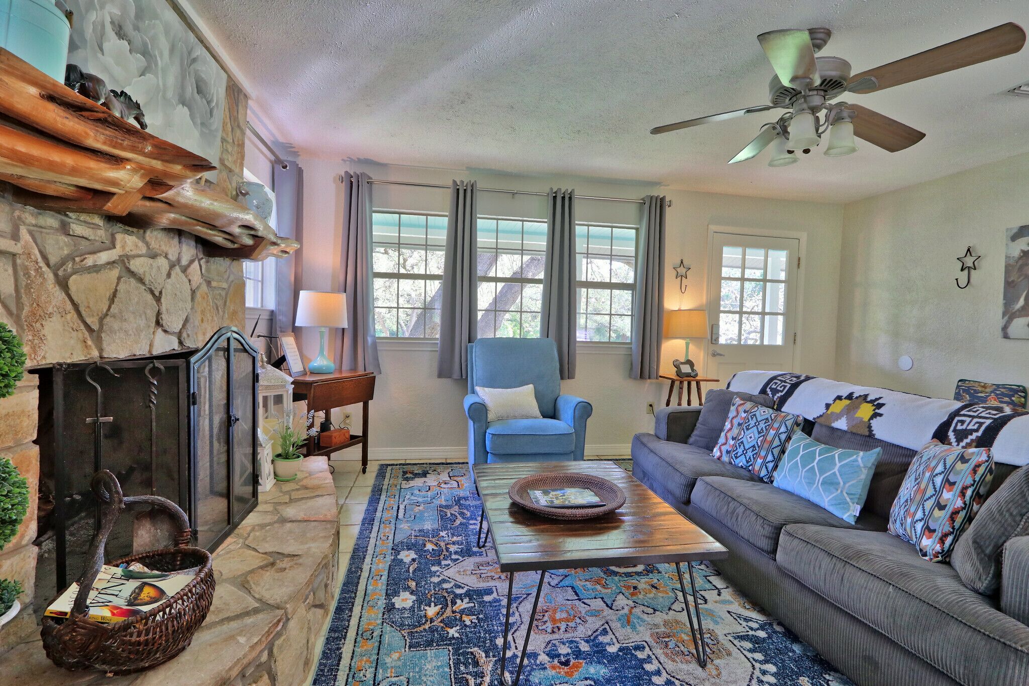 Televisión y chimenea 