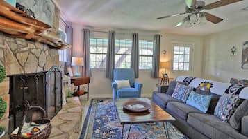 Televisión y chimenea