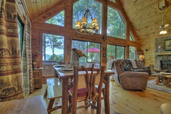 Smart TV, fireplace - Wind Rush- Pet-friendly retreat featuring breathtaking mountain views, hot tub, WiFi, paved roads, and convenient proximity to downtown Ellija (Ellijay)