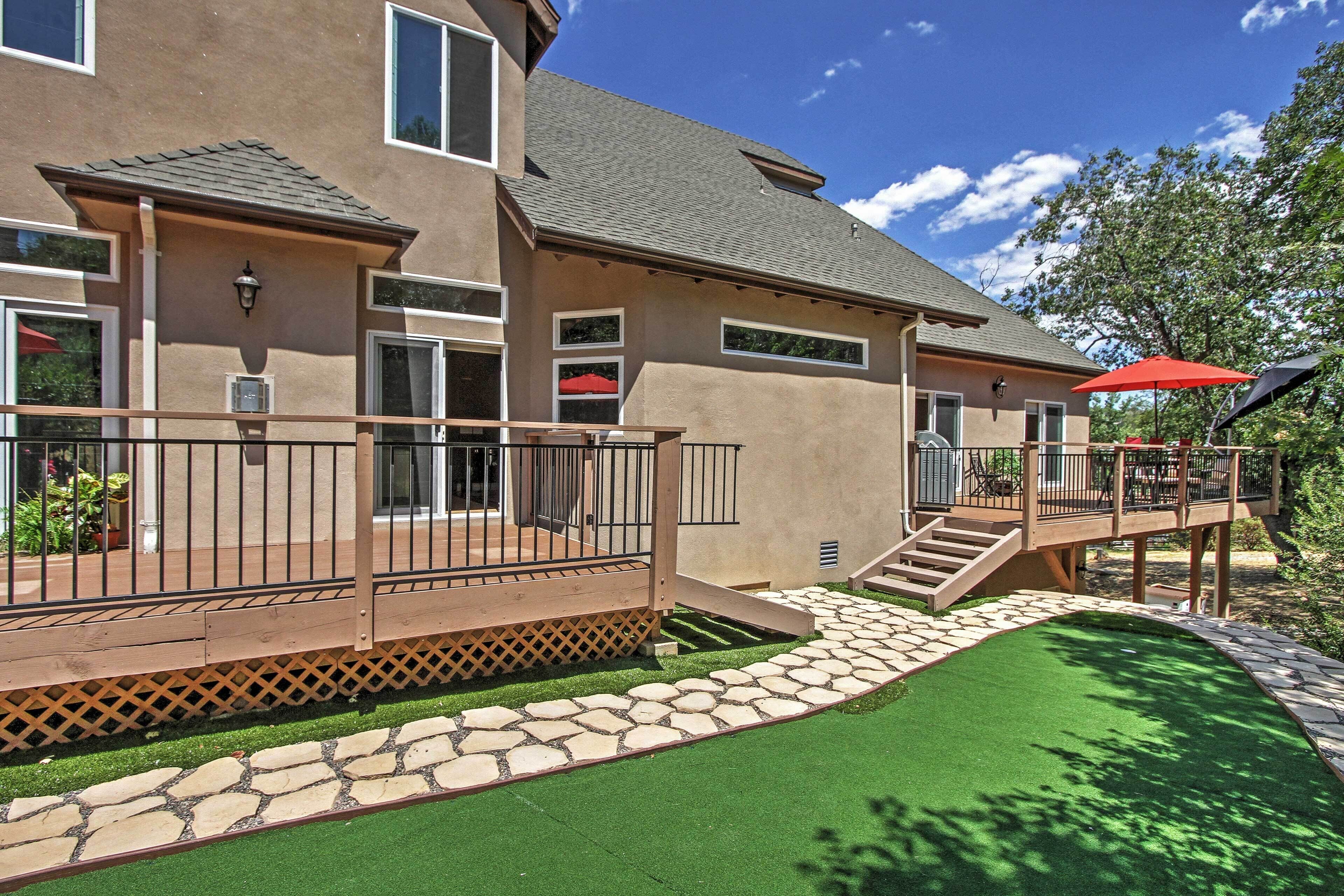 Roomy Home w/ Deck, 5 Mi to Lake Arrowhead Village