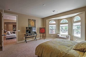 4 bedrooms, iron/ironing board, Internet, bed sheets - Roomy Home w/ Deck, 5 Mi to Lake Arrowhead Village (Lake Arrowhead)