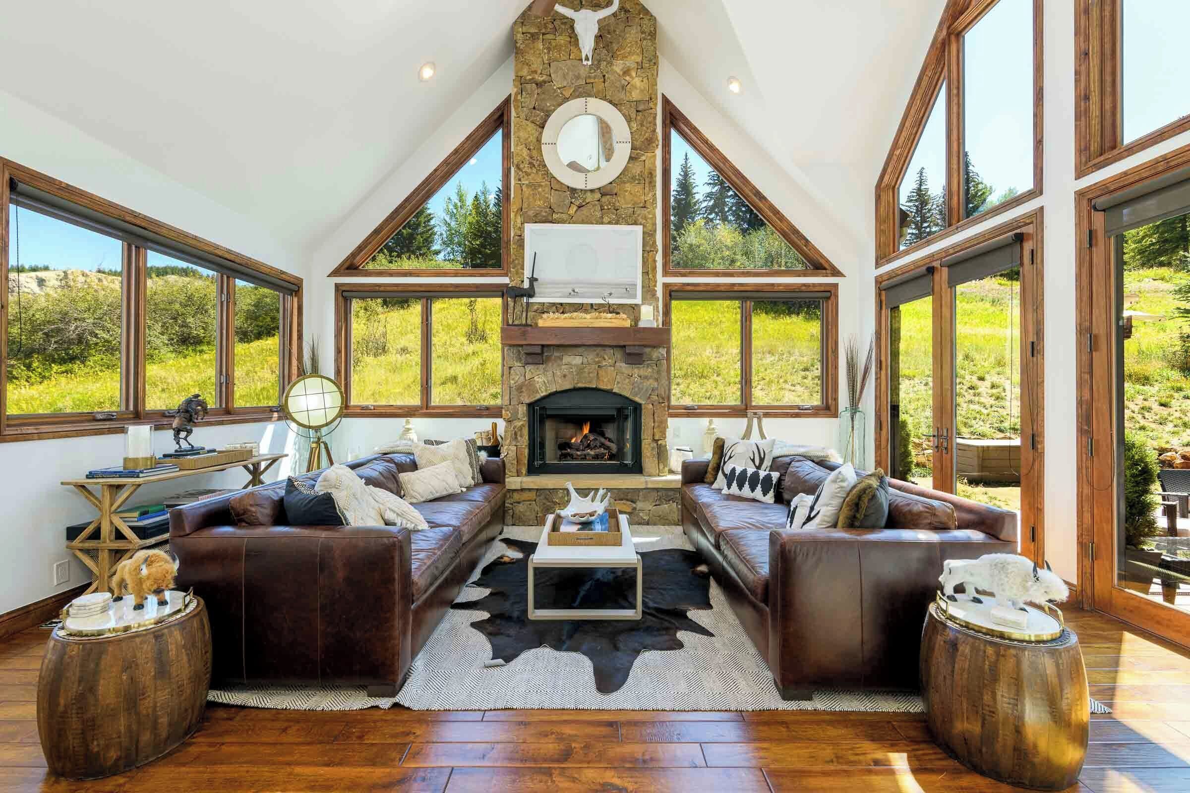 Een smart-tv, een open haard, een stereo en een kantoor