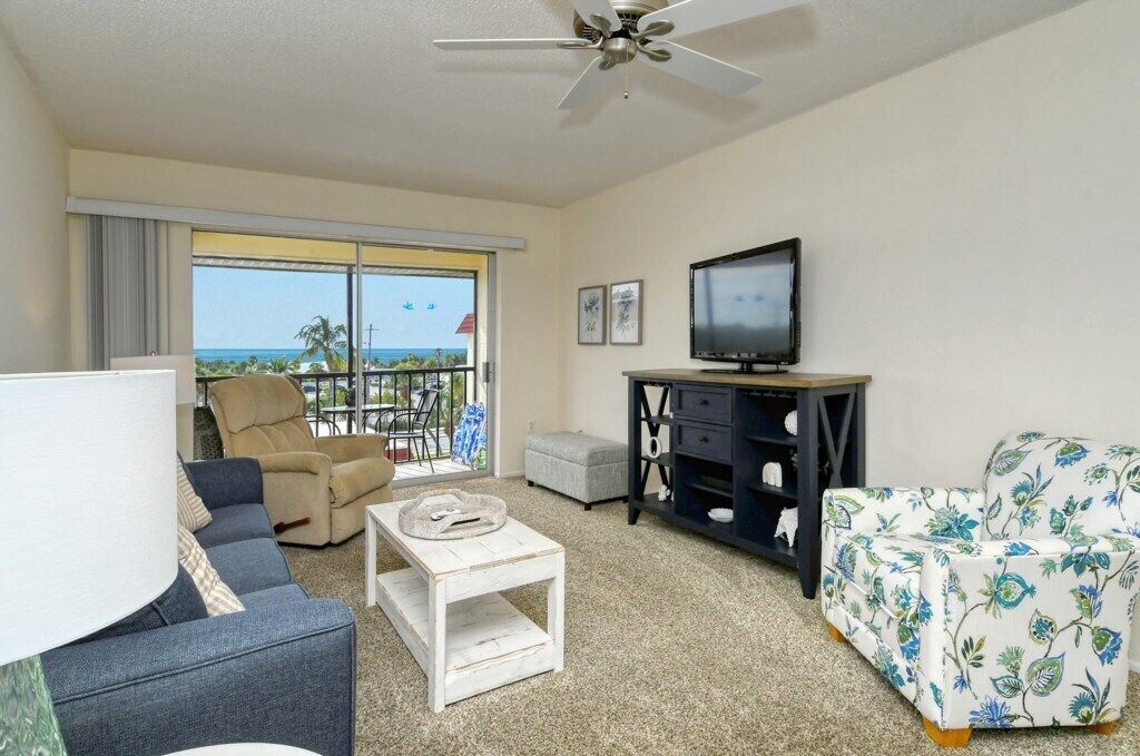 تلفزيون، مشغل دي في دي، تنس طاولة، كُتُب