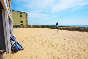 På stranden
