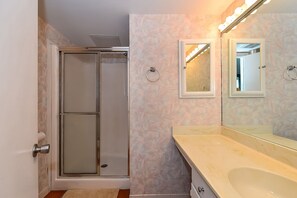 Shower, towels - Charming, unique 2-bedroom oceanfront condo with southwest decor, free WiFi, an indoor and outdoor pool, and more located uptown just steps from the beach! (Ocean City)