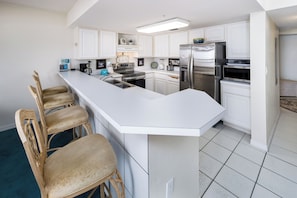 Kjøleskap, mikrobølgeovn, ovn og kokeplater