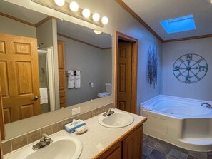 Combined shower/tub, hair dryer, towels