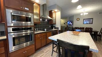 Coffee/tea maker, fridge, microwave, oven