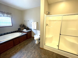 Combined shower/bathtub, hair dryer, towels