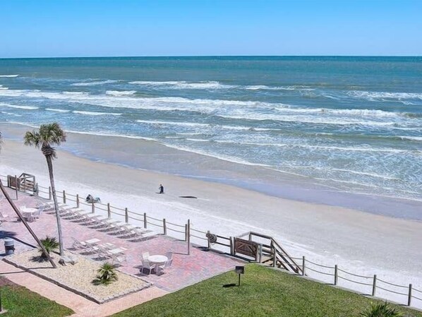 On the beach - NO DRIVE BEACH Ocean View /Sleeps 6 (New Smyrna Beach)