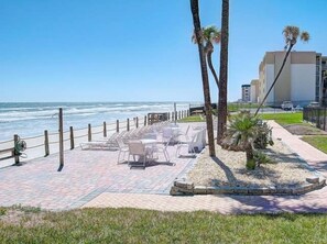 Terrace/patio - NO DRIVE BEACH Ocean View /Sleeps 6 (New Smyrna Beach)