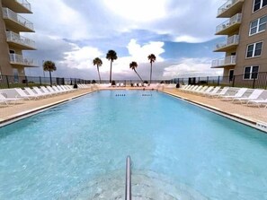 A heated pool - NO DRIVE BEACH Ocean View /Sleeps 6 (New Smyrna Beach)