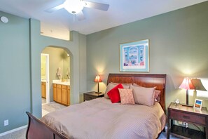 2 bedrooms, desk, Internet, bed sheets - Lovely Condo w/ Balcony < 3 Miles to Parks + Golf! (Fountain Hills)