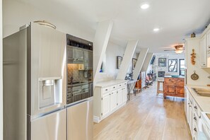 Réfrigérateur, micro-ondes, plaque de cuisson, lave-vaisselle